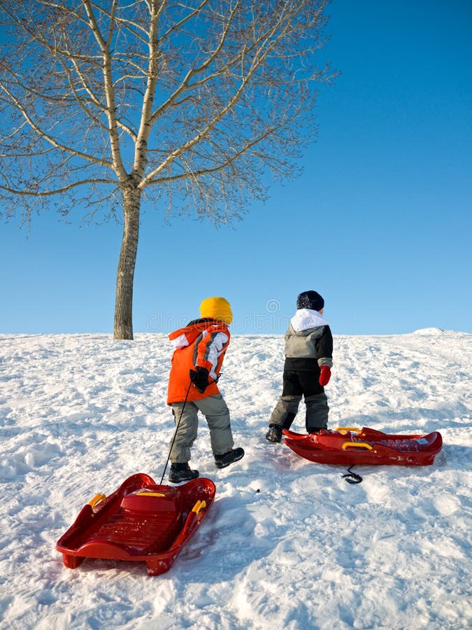 Crianças que sledding fotos de stock Crianças que sledding fotos de stock