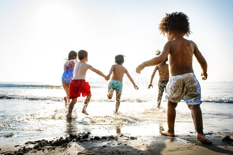Crianças que têm o divertimento na praia foto de stock Crianças que têm o divertimento na praia foto de stock