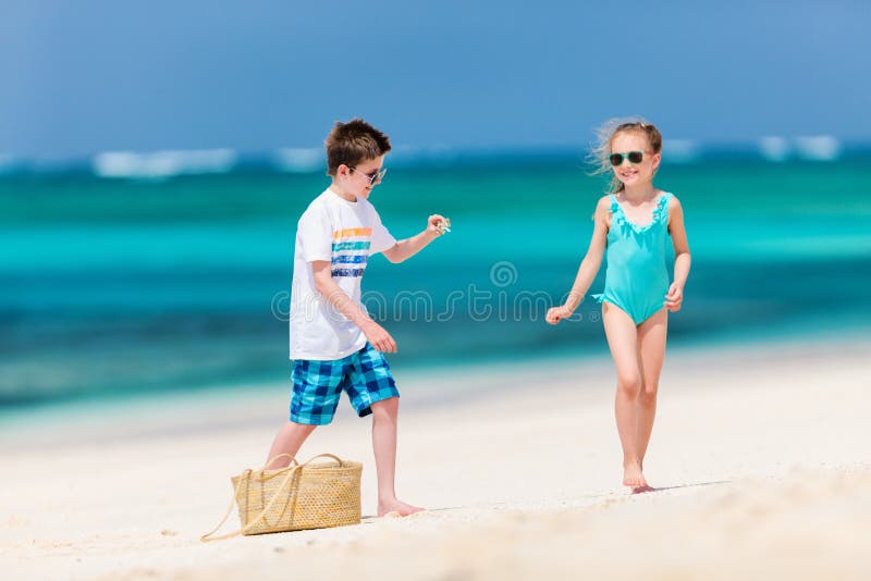 Crianças que têm o divertimento na praia fotografia de stock Crianças que têm o divertimento na praia fotografia de stock