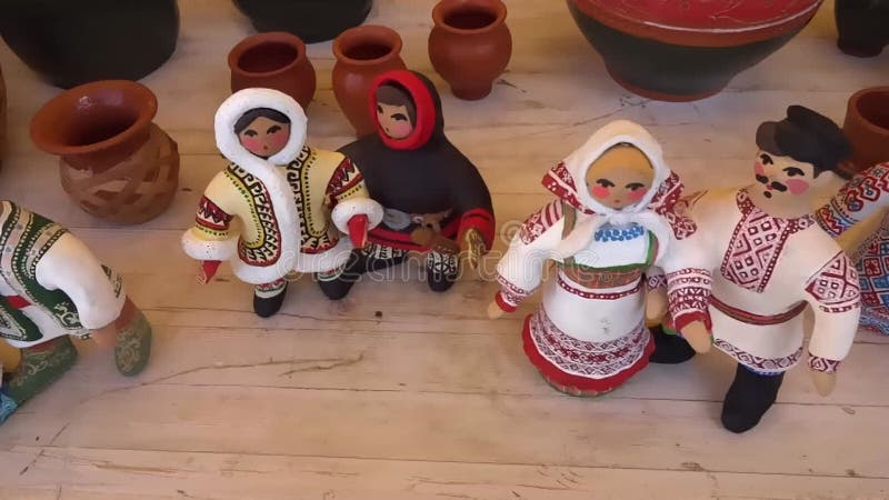 Criações de argila feitas à mão na feira de artesanato folclórico