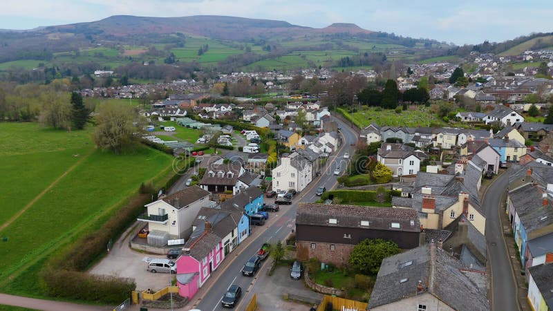 Crickhowell Town 4K Vidéo aérienne Pays de Galles avec maisons rues arbres et Brecon Beacons Hills banque de vidéos