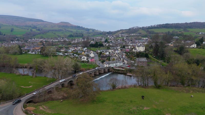 Crickhowell Wales 4K Vidéo aérienne de Bridge River Usk Town Streets et Brecon Beacons Hills banque de vidéos