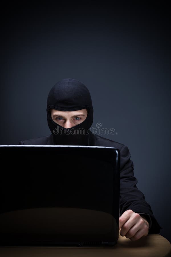 Criminale o pirata informatico di Internet fotografie stock libere da diritti Criminale o pirata informatico di Internet fotografie stock libere da diritti