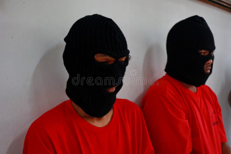 Criminali di cui le mani sono ammanettate, immagini stock Criminali di cui le mani sono ammanettate, immagini stock