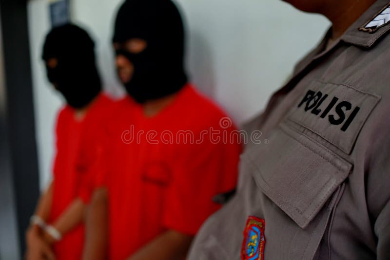 Criminali di cui le mani sono ammanettate, immagini stock libere da diritti Criminali di cui le mani sono ammanettate, immagini stock libere da diritti