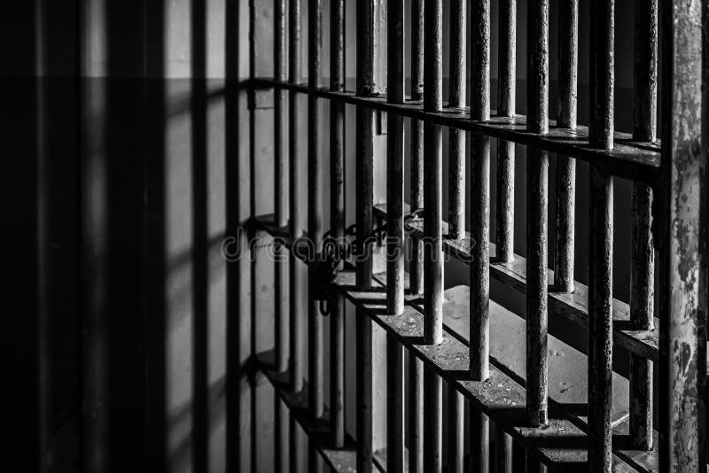 Crimine - un colpo drammatico delle barre della cella di prigione