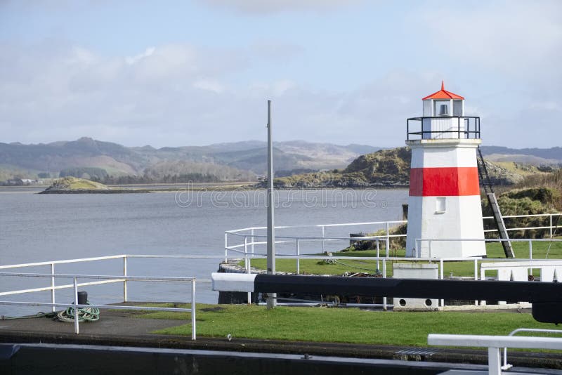 Crinanhaven bij kanaalingang en vuurtoren in Argyll en Bute Schotland stock foto's Crinanhaven bij kanaalingang en vuurtoren in Argyll en Bute Schotland stock foto's