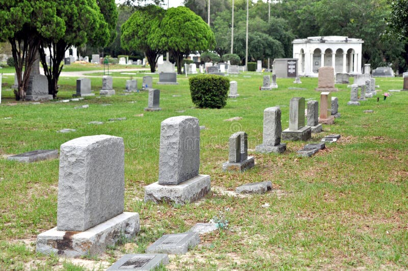Criptas de pedra em um cemitério.