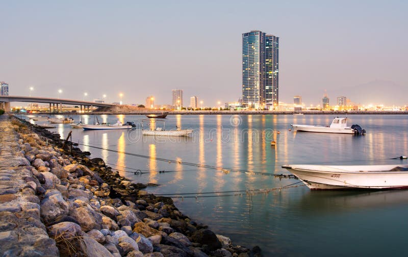Crique de Ras Al Khaimah avec la vue de ville au crépuscule photos stock Crique de Ras Al Khaimah avec la vue de ville au crépuscule photos stock
