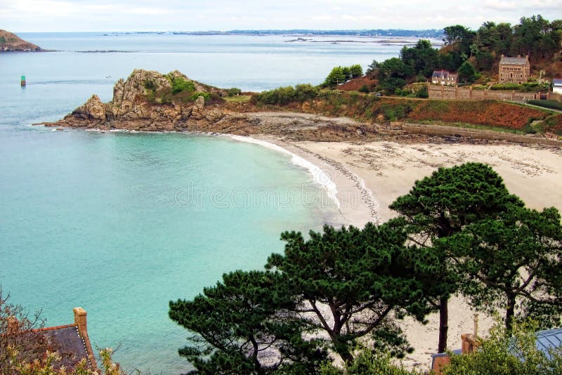 Crique et plage sur la côte de Brittany France
