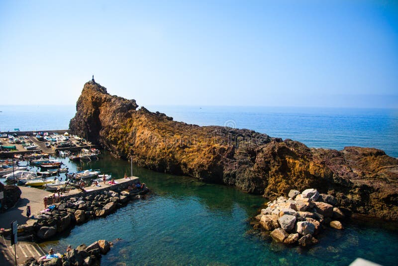 Crique italienne de pêche et de prendre un bain de soleil sur la côte