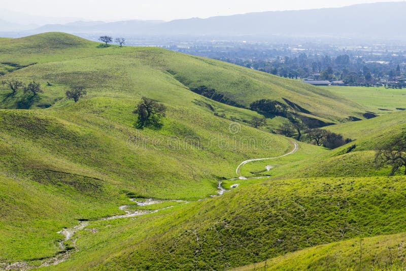 Crique provisoire entrant parmi les collines vertes et les vallées dans le lac coyote - Harvey Bear Park, Morgan Hill, la Califor images libres de droits Crique provisoire entrant parmi les collines vertes et les vallées dans le lac coyote - Harvey Bear Park, Morgan Hill, la Califor images libres de droits