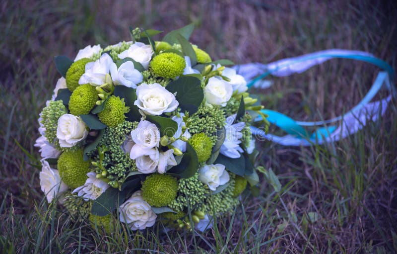 Crisantemi e rose bianchi in un mazzo della sposa fotografia stock Crisantemi e rose bianchi in un mazzo della sposa fotografia stock