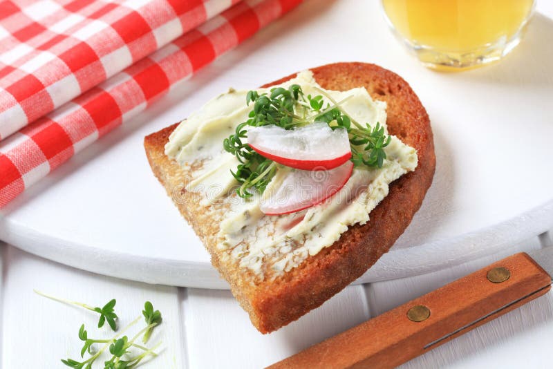 Crispy bread with cheese spread and cress