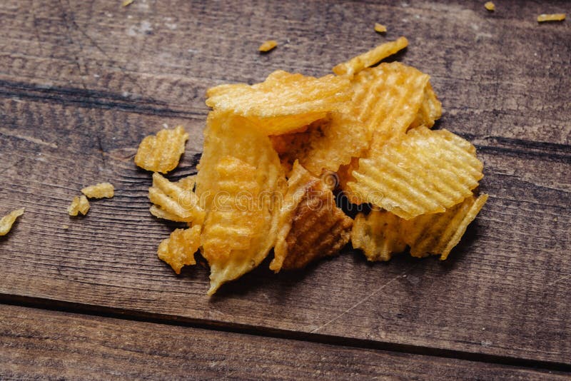 Crispy frytki na drewnianym tle uk?ady scaleni zaczyna? obraz royalty free Crispy frytki na drewnianym tle uk?ady scaleni zaczyna? obraz royalty free