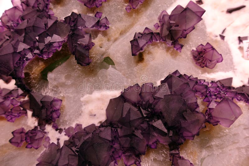 Cristais de ametista rosa fotografia de stock royalty free