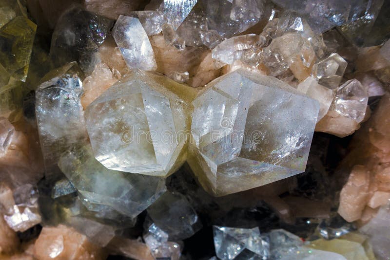Cristais cor-de-rosa da ametista e outros cristais fotografia de stock royalty free