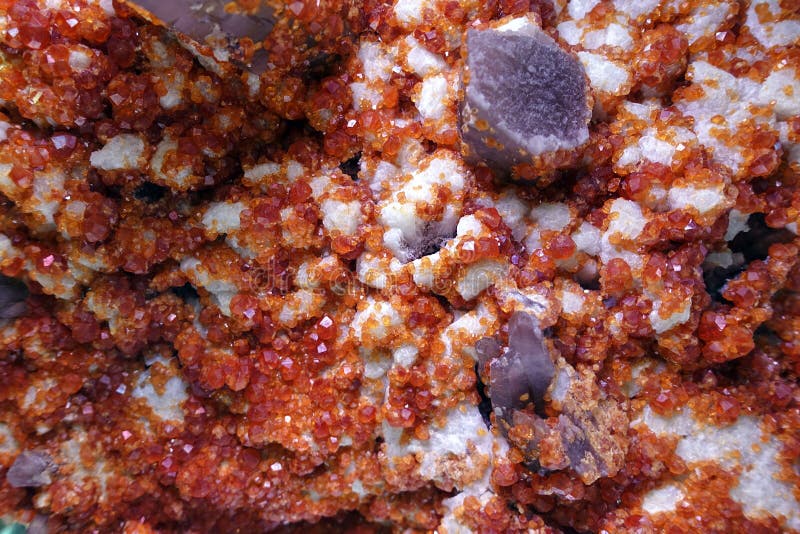 Cristais cor-de-rosa da ametista e outros cristais de quartzo fotografia de stock royalty free