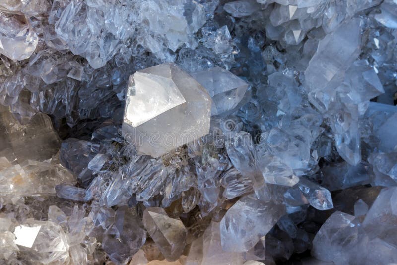 Cristais de ametista e outros cristais de quartzo foto de stock royalty free