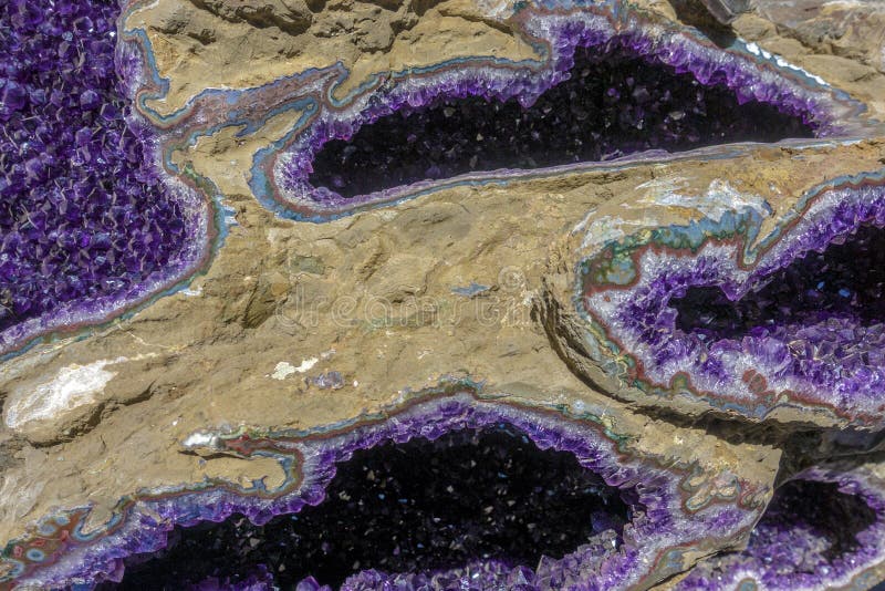 Cristais de Ametista na natureza. Cristais de Geodo fotografia de stock royalty free