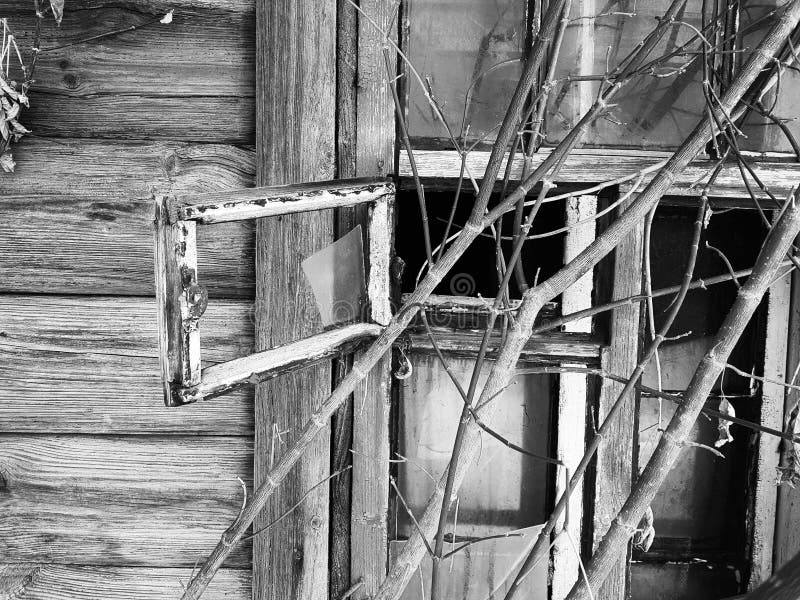 Cristal con una ventana quebrada en la casa vieja en el fondo de la nieve en invierno fotografía de archivo Cristal con una ventana quebrada en la casa vieja en el fondo de la nieve en invierno fotografía de archivo