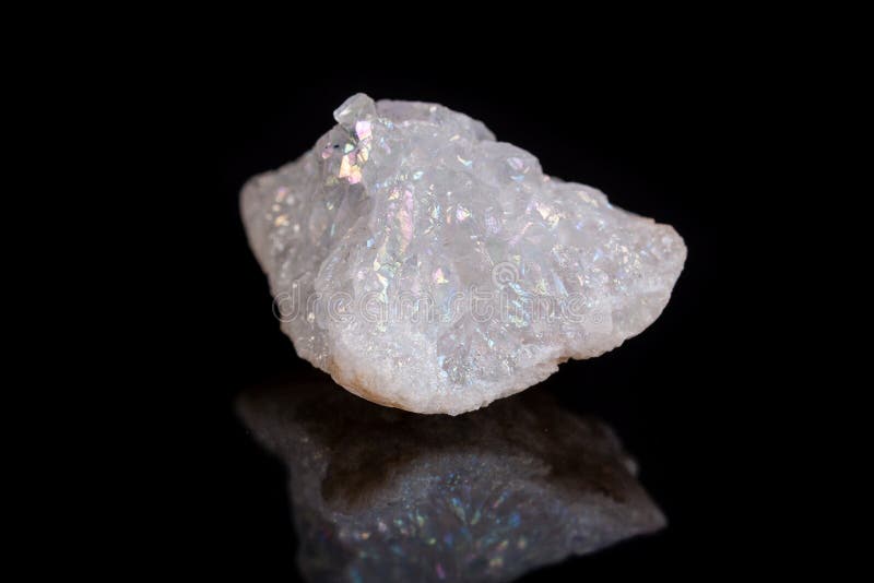 Cristal de quartzo de pedra mineral macro da aura do anjo em um backgro preto