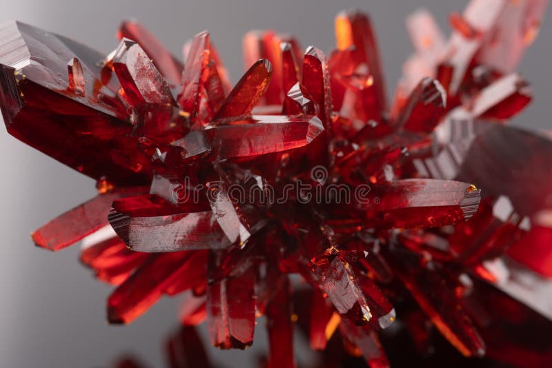 Cristal rojo. mineral natural