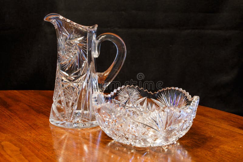 Cristal tallado Crystal Bowl y jarra en la tabla de madera imagen de archivo libre de regalías Cristal tallado Crystal Bowl y jarra en la tabla de madera imagen de archivo libre de regalías