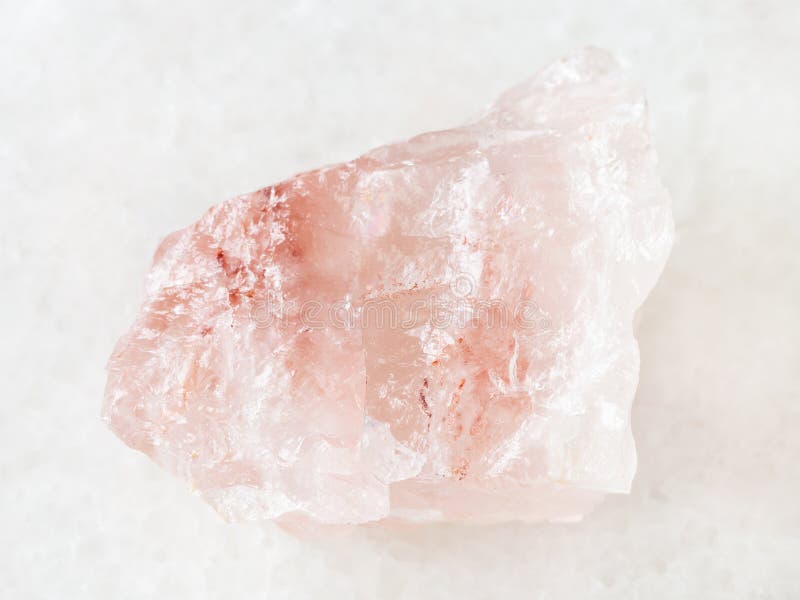 cristal áspero da pedra preciosa de quartzo cor-de-rosa no branco fotos de stock cristal áspero da pedra preciosa de quartzo cor-de-rosa no branco fotos de stock