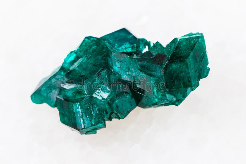 cristal áspero de Dioptase da pedra preciosa no branco imagem de stock royalty free cristal áspero de Dioptase da pedra preciosa no branco imagem de stock royalty free