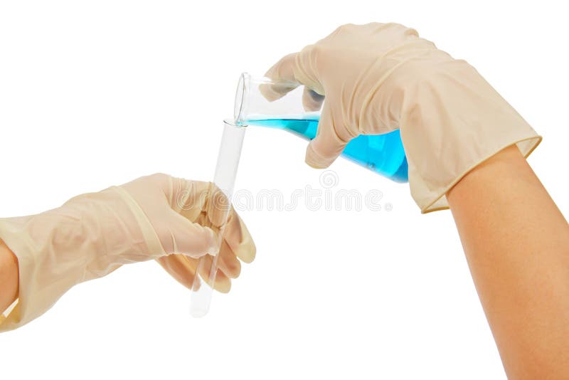 Cristalería de laboratorio del control de las manos con el líquido azul imagen de archivo libre de regalías Cristalería de laboratorio del control de las manos con el líquido azul imagen de archivo libre de regalías