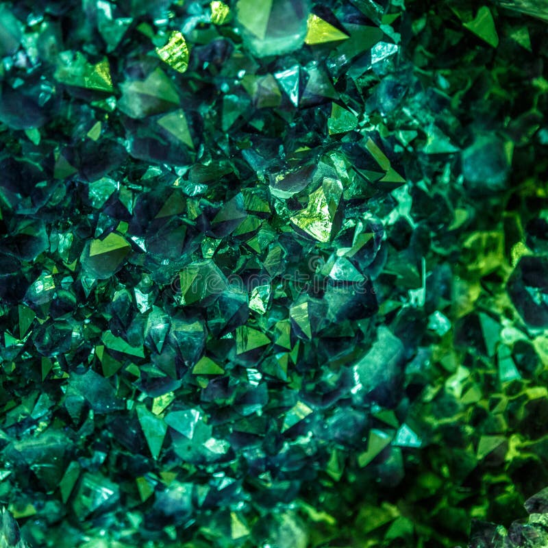 Cristales Del Verde De La Esmeralda, Del Zafiro O Del Tourmaline Gemas  Cristales Minerales En El Ambiente Natural Piedra De Preci Imagen de archivo  - Imagen de superficie, amatista: 141061155