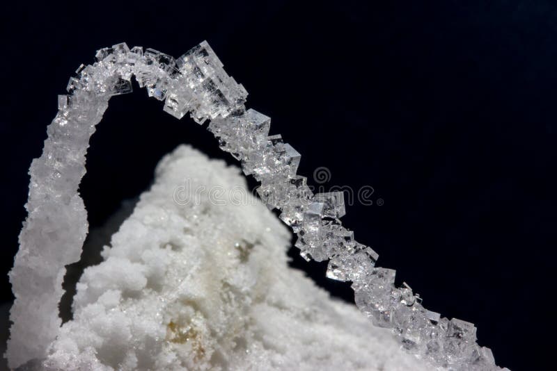 Cristales hermosos de la sal en una secuencia fotografía de archivo libre de regalías Cristales hermosos de la sal en una secuencia fotografía de archivo libre de regalías