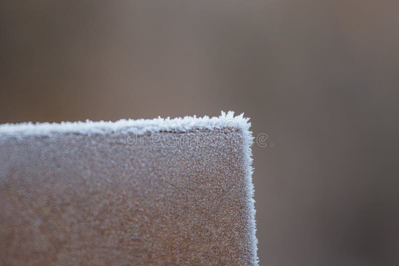 Cristalli del gelo sul banco di parco fotografia stock Cristalli del gelo sul banco di parco fotografia stock
