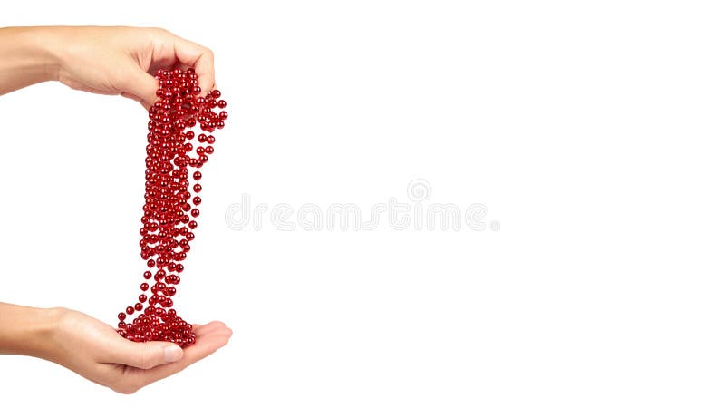 Cristmas-Dekoration, keramische rote Ballkette in der Hand lokalisiert auf weißem Hintergrund Gegenstand des neuen Jahres, Mardi lizenzfreies stockbild Cristmas-Dekoration, keramische rote Ballkette in der Hand lokalisiert auf weißem Hintergrund Gegenstand des neuen Jahres, Mardi lizenzfreies stockbild
