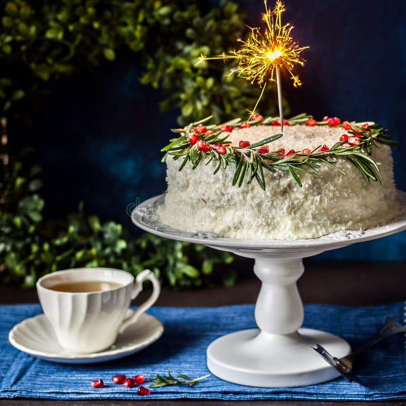 Cristmas-Kokosnuss-Kuchen Mit Einer Wunderkerze Stockbild ...