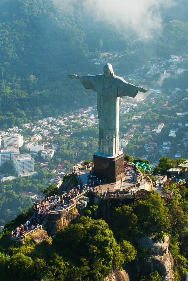 Il Monte Di Rio Con La Statua Del Redentore Cristo La Statua Del Redentore Sulla Cima Di Una Montagna, Rio De
