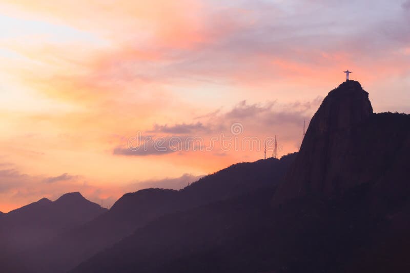 Cristo o redentor no por do sol, Rio de janeiro