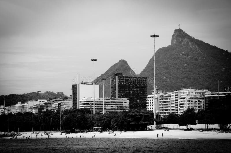 Cristo Redentor comme vu d'un bateau dans Baia de Guanabara photographie stock