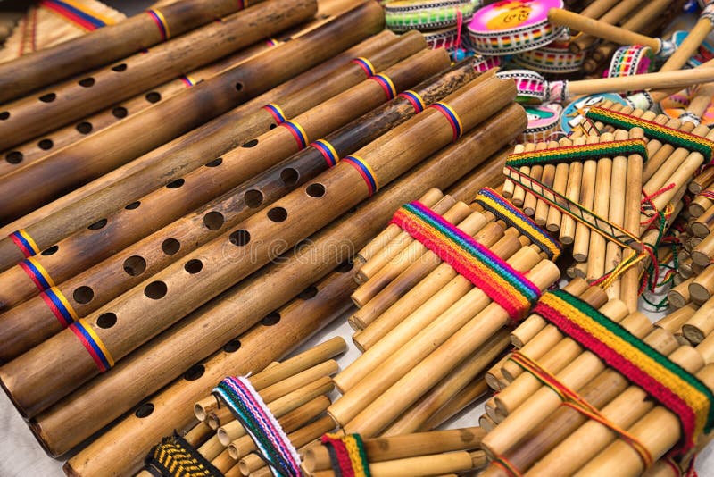 cáustico También apilar Critique El Primer De La Flauta En El Mercado Indígena Del Artesano Foto de  archivo - Imagen de cacerola, instrumento: 98472012