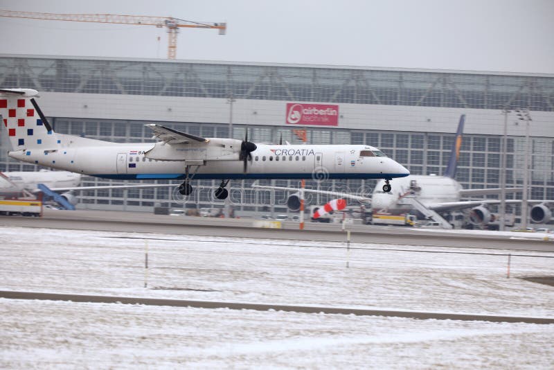 Croatia Airlines spiana nell'aeroporto di Monaco di Baviera, MUC, neve immagine stock libera da diritti Croatia Airlines spiana nell'aeroporto di Monaco di Baviera, MUC, neve immagine stock libera da diritti