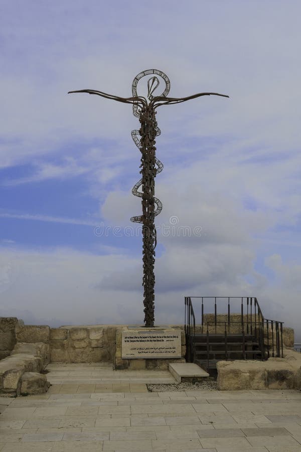 Croce della chiesa di monte nebo immagini stock
