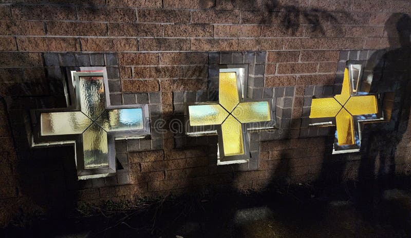 Croce di simboli nell'edificio della chiesa durante il Natale con l'ombra del fotografo immagini stock libere da diritti Croce di simboli nell'edificio della chiesa durante il Natale con l'ombra del fotografo immagini stock libere da diritti