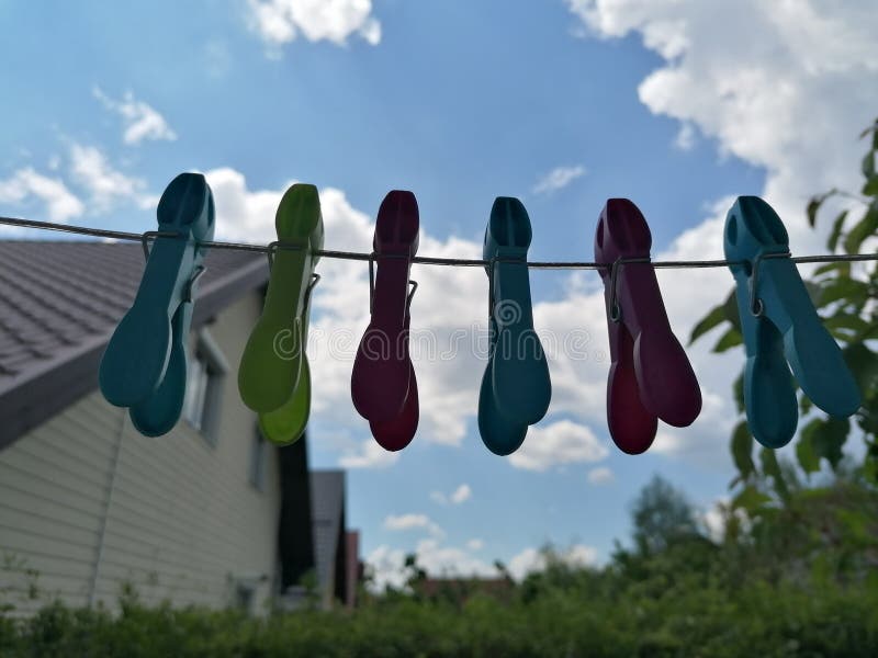 Crochets colorés sur le fil images libres de droits