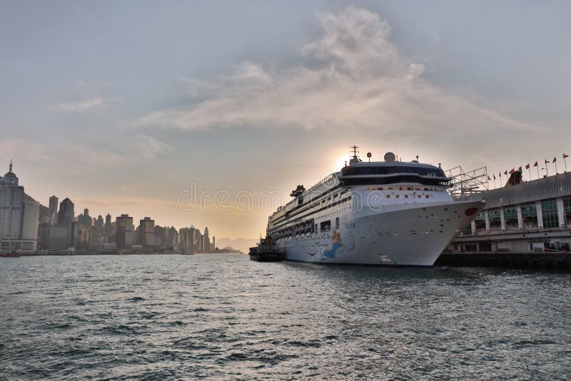Crociera al terminale dell'oceano in Tsim Sha Tsui, Hong Kong fotografie stock libere da diritti Crociera al terminale dell'oceano in Tsim Sha Tsui, Hong Kong fotografie stock libere da diritti
