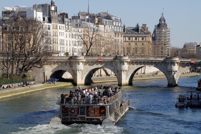 Crociera sotto il Pont Neuf immagini stock Crociera sotto il Pont Neuf immagini stock