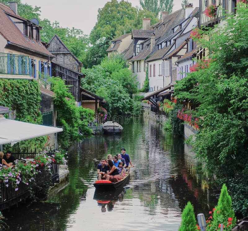 Crociera turistica della barca della presa sul canale a Colmar, Francia immagine stock Crociera turistica della barca della presa sul canale a Colmar, Francia immagine stock
