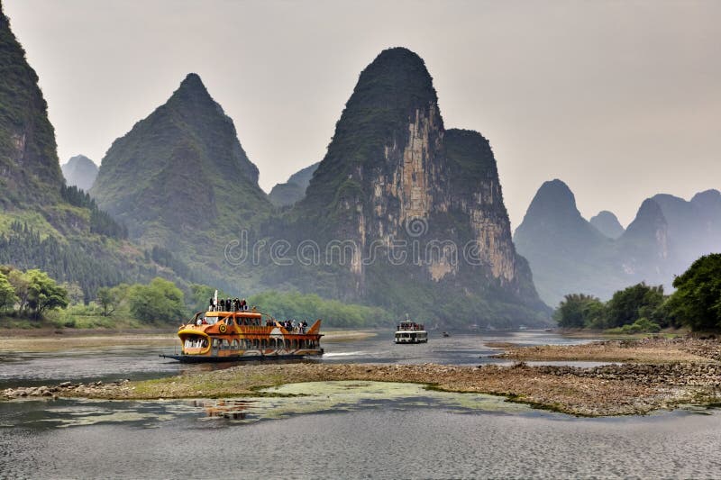 Crociere turistiche su Li River a Guilin, Yangshuo, il Guangxi, Cina immagine stock libera da diritti Crociere turistiche su Li River a Guilin, Yangshuo, il Guangxi, Cina immagine stock libera da diritti