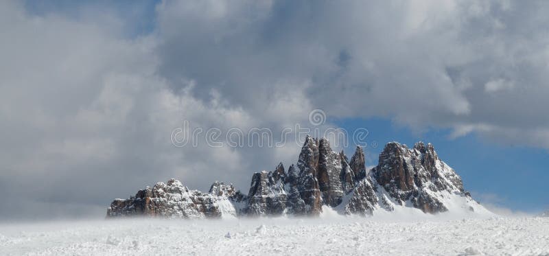 Croda DA Lago & Lastoni Di Formin, Dolomiet, in de winter, Veneto royalty-vrije stock foto Croda DA Lago & Lastoni Di Formin, Dolomiet, in de winter, Veneto royalty-vrije stock foto