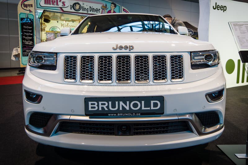 Croisement de luxe de taille moyenne SUV Jeep Grand Cherokee, 2015 photographie stock Croisement de luxe de taille moyenne SUV Jeep Grand Cherokee, 2015 photographie stock